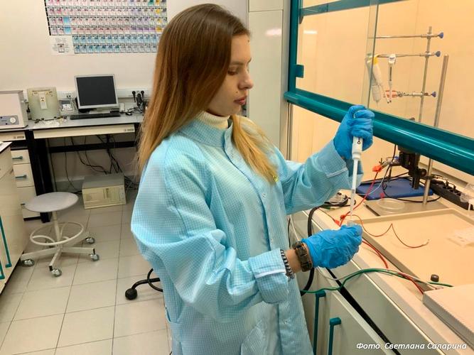 Плазмонные антенны помогут аспирантке КФУ исследовать процесс стеклования полимеров на наноуровне