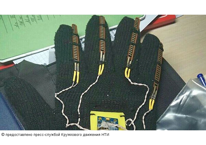 Российские школьники создали перчатку для управления дроном
