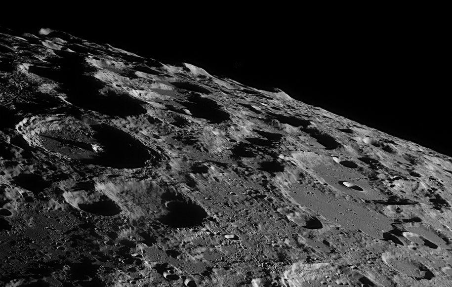 Ученые нашли на Луне и Марсе идеальные места для поселения людей